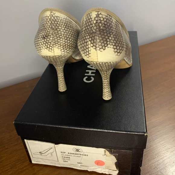 Authentic CHANEL 2 tone pump shoes in snake skin leather - Picture 10 of 14